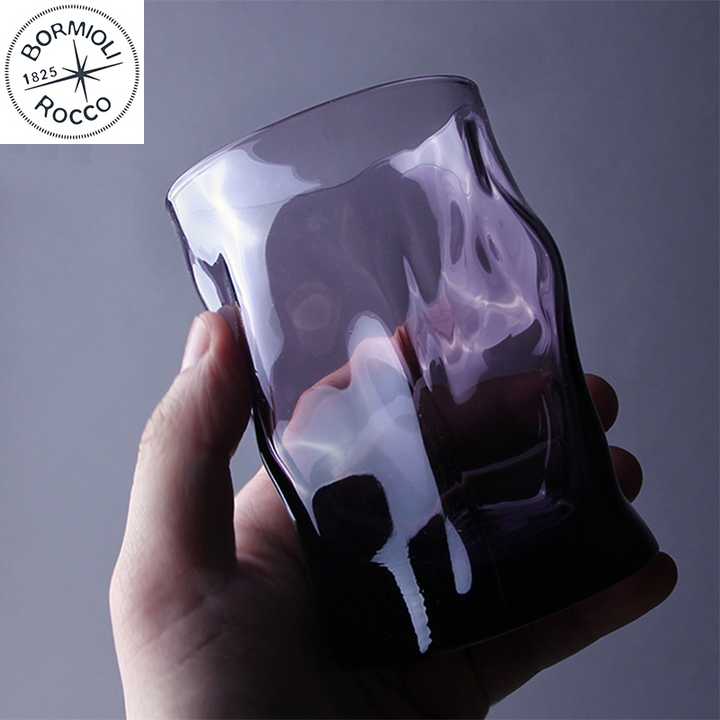 玻璃水杯常见的材质有三种：钠钙玻璃材质、钢化玻璃材质 和 高硼硅玻璃材质